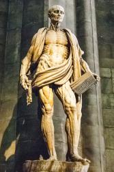 Bertalan apostol szobra a milánói dómban